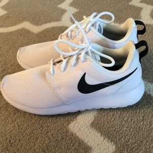 Women’s Size 6 White Nike Roshe
